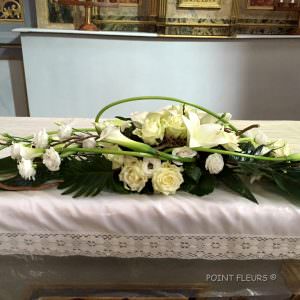 Décoration d'autel avec de multiples fleurs blanches