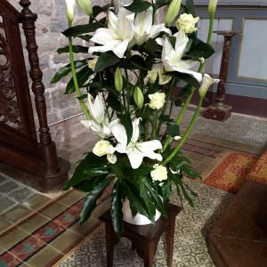 Devant d'autel en hauteur de fleurs blanches