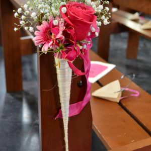 Bancs d'église avec de multiples fleurs roses et blanches